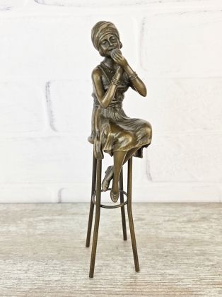 Модница на стуле Модница на стуле