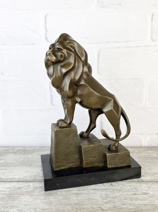 Лев на пьедестале