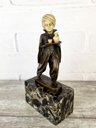 Восточный официант (кость)