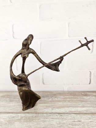 Музыкантша (на гитаре)