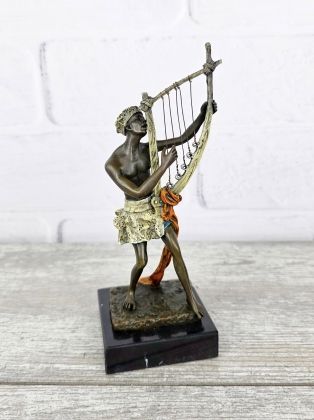 Туземец играет на арфе