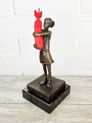 Обнимающая бомбу (Banksy) Обнимающая бомбу (Banksy)