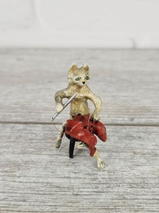 Кот штопает штаны