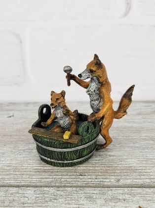 Лиса купает лисёнка