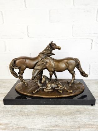 Две лошади и жеребёнок