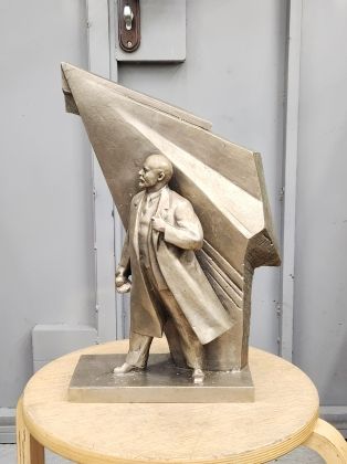 Ленин со знаменем (ск.Едунов)