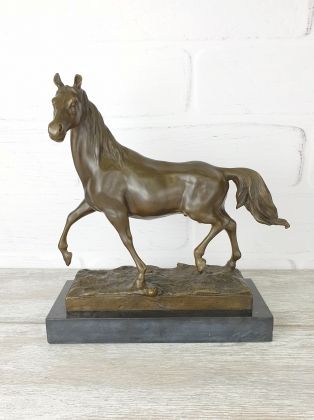 Лошадь на подставке (качество)