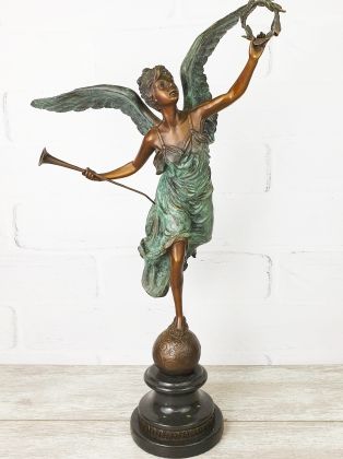 Ника с венком (67см, цвет.)"
