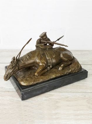 Скульптура "Казак, стреляющий из-за лошади"
