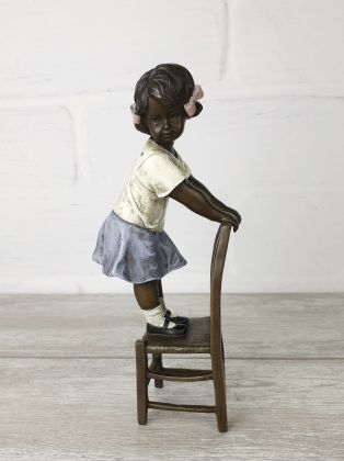 Статуэтка "Девочка на стуле (цвет)"