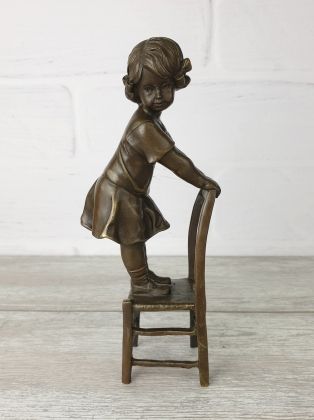 Статуэтка "Девочка стоит на стуле"