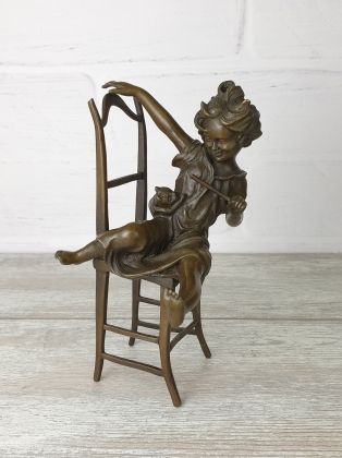Статуэтка "Девочка с котёнком на стуле"