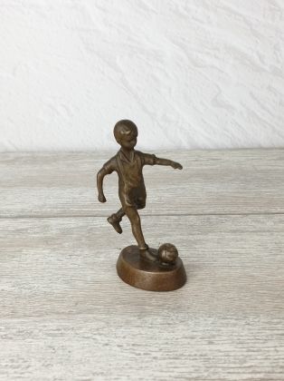Скульптура "Мальчик-футболист"