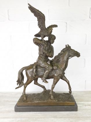 Скульптура "Охотник с соколом"