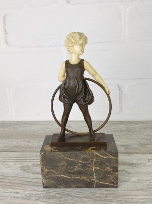 Скульптура "Девочка с обручем"