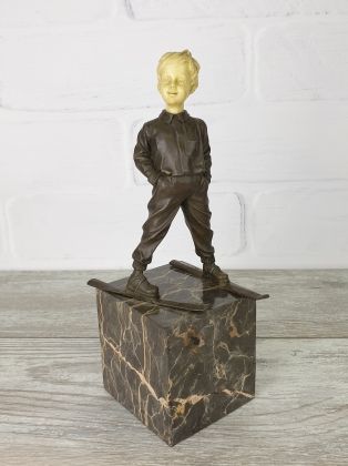 Мальчик на лыжах (кость)