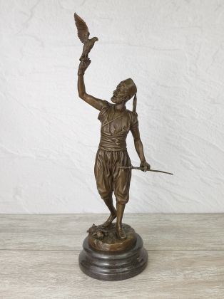 Скульптура "Восточный охотник с соколом"