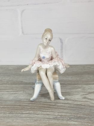 Балерина на стуле