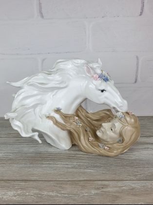 Статуэтка "Девушка и лошадь"