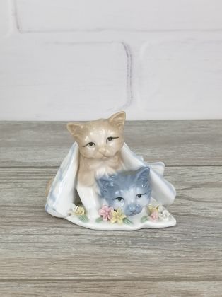 Котята под одеялом