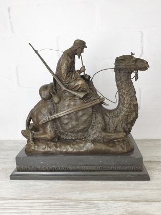 Скульптура "Арабский охотник на верблюде"