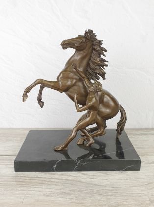 Скульптура "Укротитель коня (правый)"
