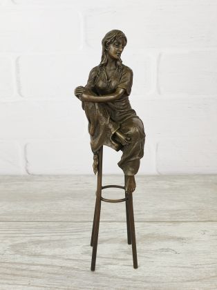 Статуэтка "Девушка на стуле (босиком)"