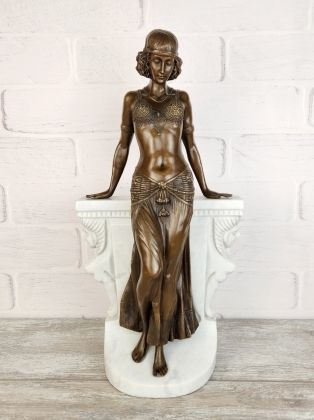 Девушка у парапета