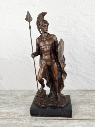 Скульптура "Римлянин со щитом и копьём"