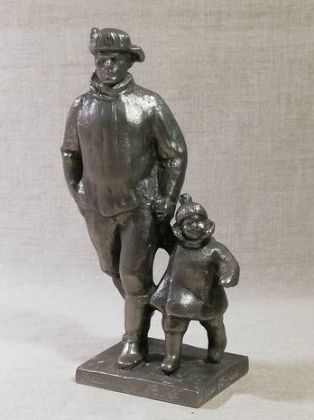 Статуэтка антикварная "Отец комсомолец с ребёнком"