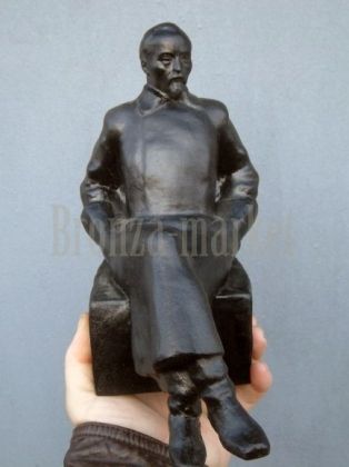 Дзержинский (в кресле)
